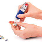 Uso de Loctite Perfect Pen para pegar con precisión piezas pequeñas de bisutería.
