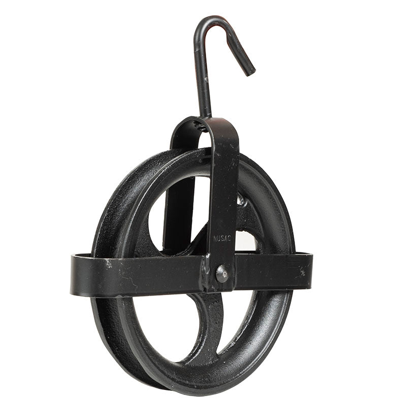 Polea de pozo con guarda de seguridad en hierro fundido negro con gancho superior.