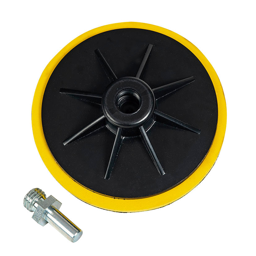 Plato lijador autogrip negro y amarillo con eje adaptador metálico para taladro sobre fondo blanco.