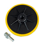 Plato lijador autogrip negro y amarillo con eje adaptador metálico para taladro sobre fondo blanco.