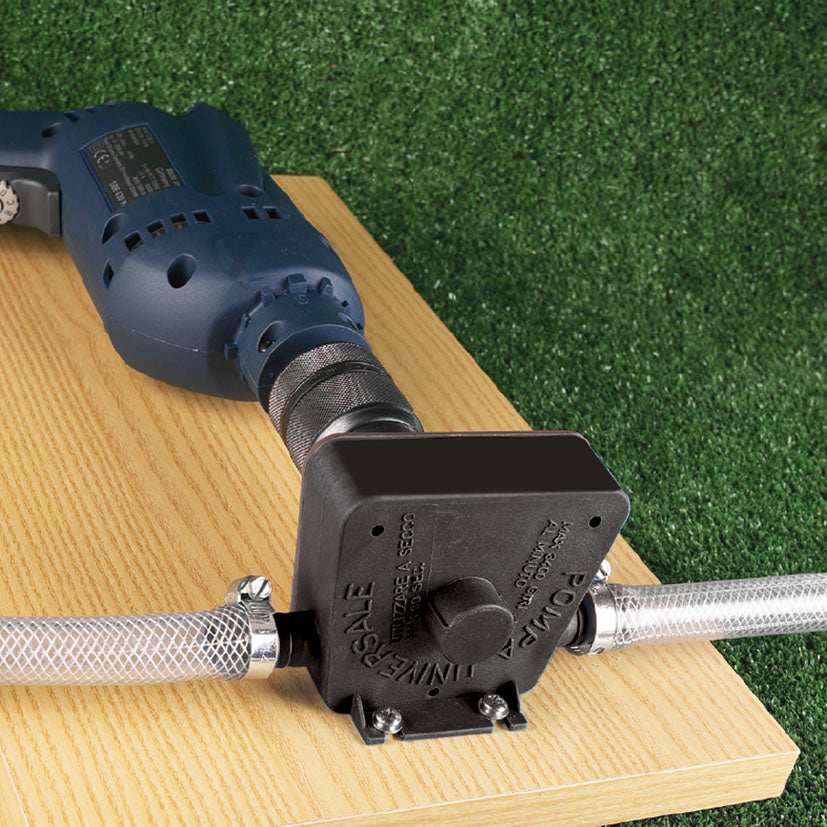 Bomba de trasvase RATIO conectada a un taladro eléctrico y mangueras sobre superficie de madera