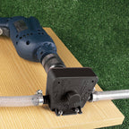 Bomba de trasvase RATIO conectada a un taladro eléctrico y mangueras sobre superficie de madera