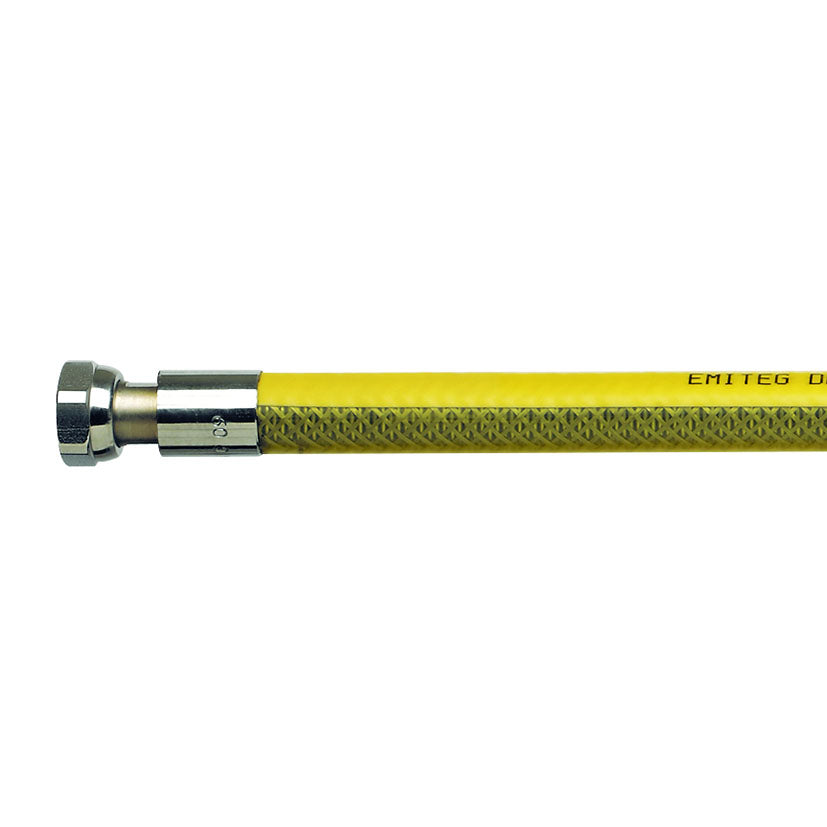 Detalle del racor de acero inoxidable y trenzado metálico bajo la funda de PVC del tubo de gas.