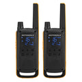 Pareja de walkie talkies Motorola T82 Extreme negros y amarillos con pantalla digital iluminada en azul.