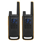 Pareja de walkie talkies Motorola T82 Extreme negros y amarillos con pantalla digital iluminada en azul.