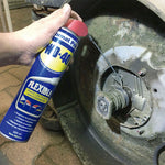Aplicación de lubricante WD-40 Flexible en el eje de una cortadora de césped usando la cánula doblada.
