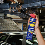 Uso de WD-40 Flexible en la suspensión de un vehículo para aflojar piezas oxidadas en lugares de difícil acceso.