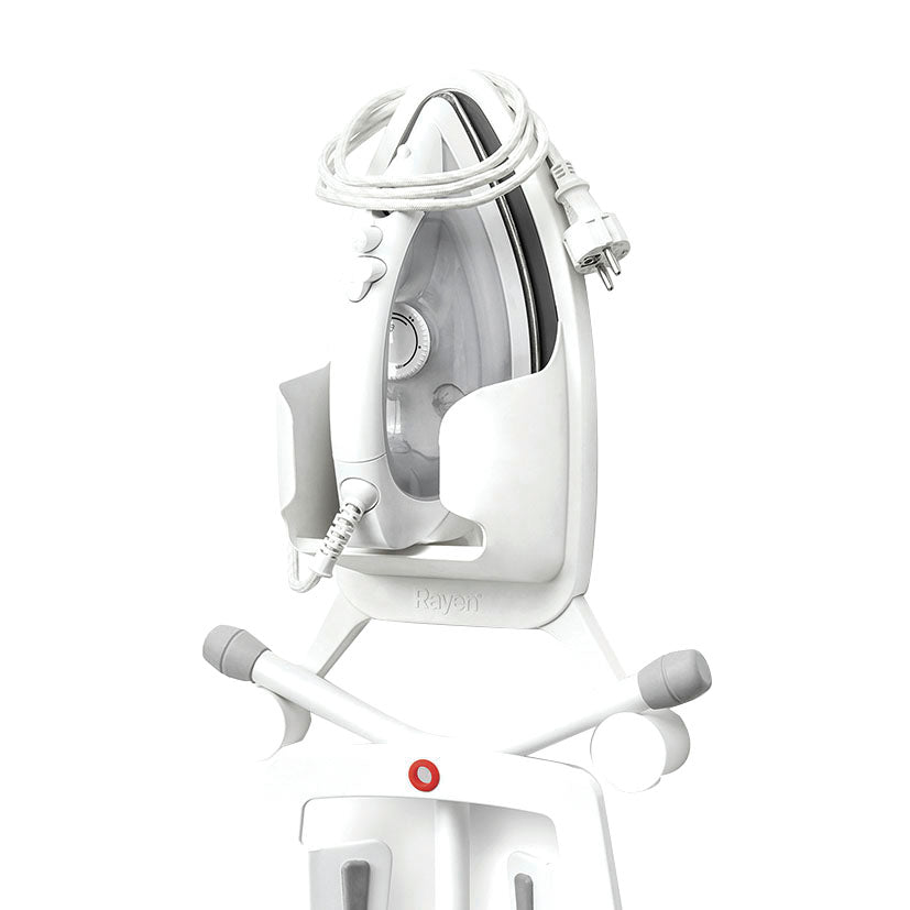 Detalle de colgador Rayen con plancha de vapor y cable recogido en soporte vertical.