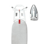 Colgador universal Rayen blanco para tabla de planchar y plancha instalado en pared.