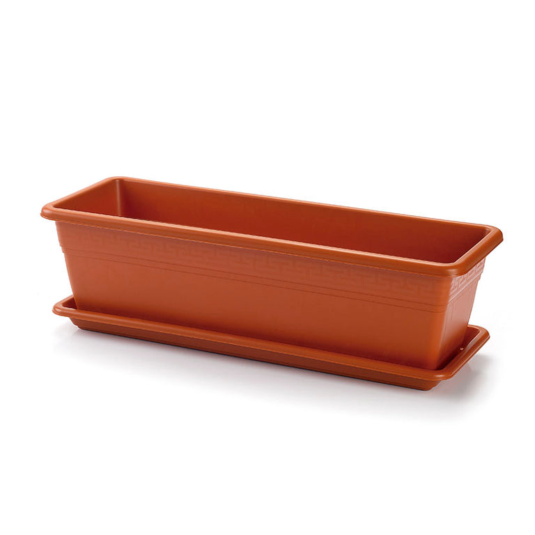 Detalle de jardinera plástica terracota con plato y grabado decorativo clásico