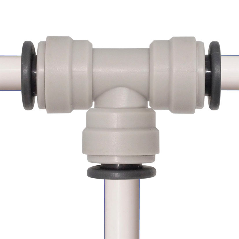 Conector en T automático gris para unión de tubos de nebulización de 3/8 pulgadas.