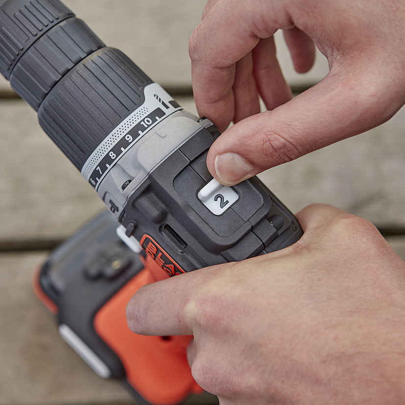 Detalle del selector de dos velocidades mecánicas y ajuste de par del taladro Black+Decker.