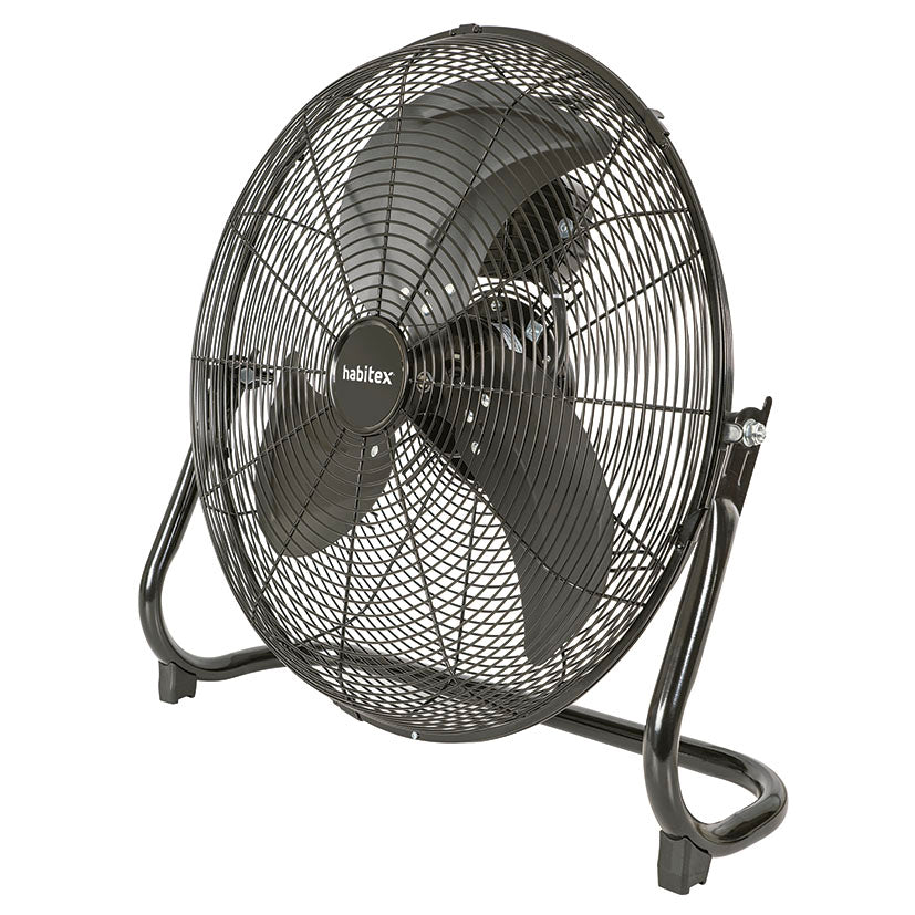 Ventilador de suelo industrial Habitex con cabezal inclinable y rejilla de seguridad negra.