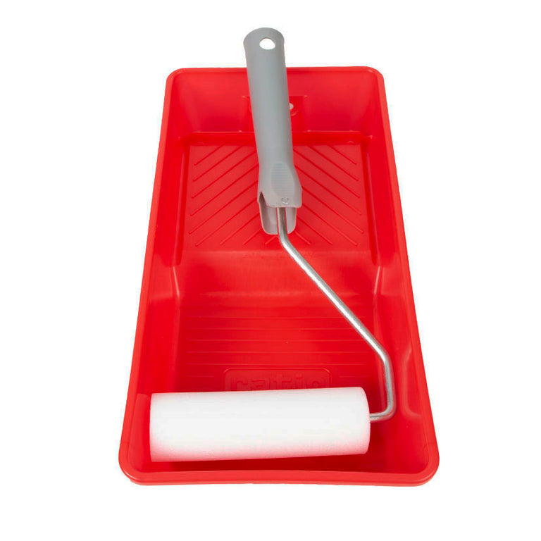 Vista superior del kit RATIO mostrando la cubeta de polipropileno roja con rodillo de espuma poro 0 y mango ergonómico.