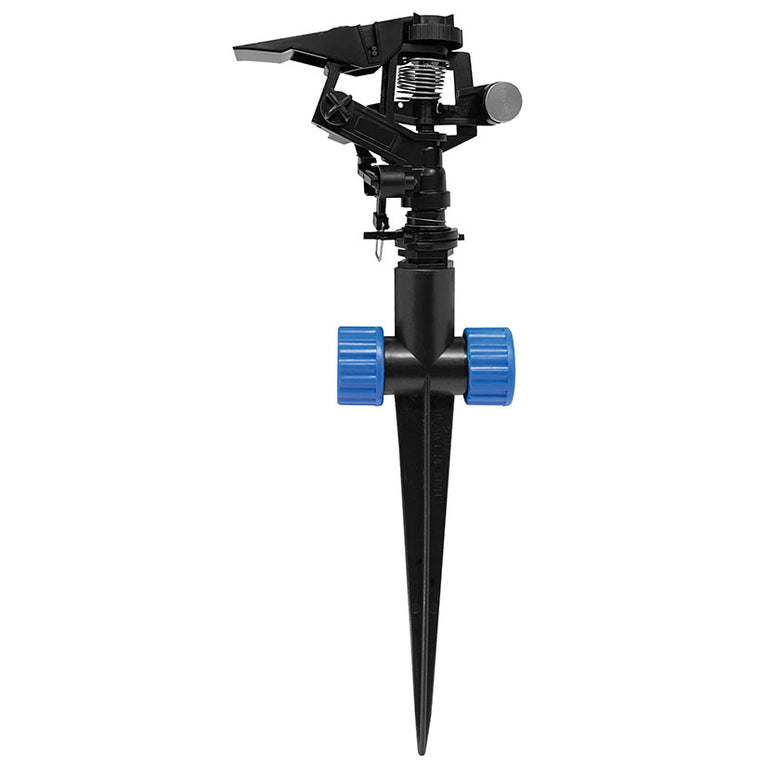 Aspersor de impacto Aqua Control negro con pincho de riego y conectores azules laterales.