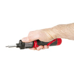 Mano sujetando el destornillador RATIO 6504 demostrando su diseño ergonómico y tamaño