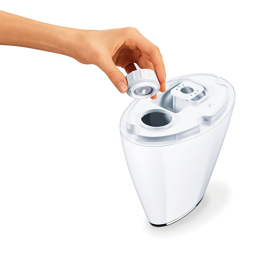 Detalle de llenado del depósito de agua del humidificador Beurer LB-37