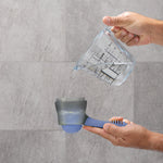 Mezcla de agua en el depósito transparente del cepillo de baño para perros y gatos