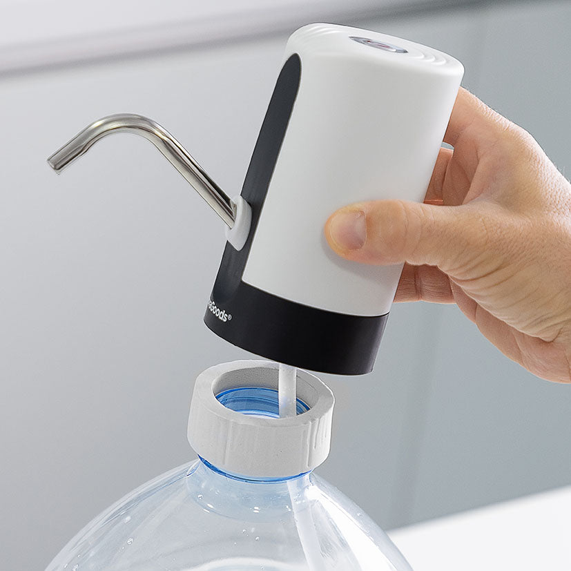 Dispensador de agua automático InnovaGoods instalándose en una garrafa de plástico transparente.