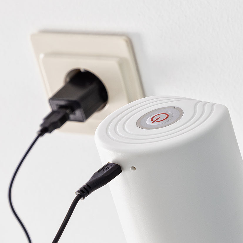 Conexión del cable USB al dispensador de agua para carga de batería de 1200 mAh.