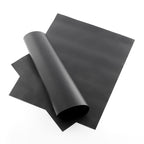 Set de dos láminas negras de fibra de vidrio para horno y barbacoa sobre fondo blanco