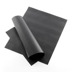 Set de dos láminas negras de fibra de vidrio para horno y barbacoa sobre fondo blanco
