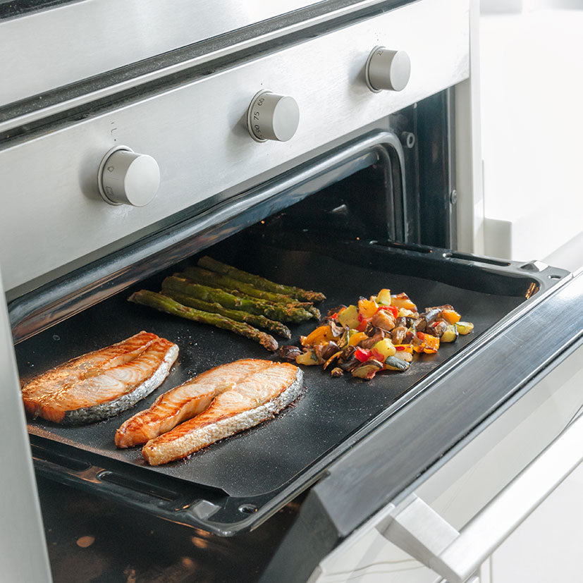 Esterilla InnovaGoods en bandeja de horno con salmón y verduras asadas de forma saludable