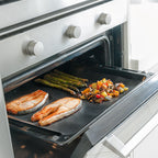 Esterilla InnovaGoods en bandeja de horno con salmón y verduras asadas de forma saludable