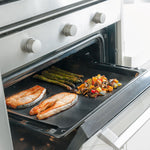 Esterilla InnovaGoods en bandeja de horno con salmón y verduras asadas de forma saludable