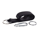 Kit de suspensión para hamaca con cinta de nylon negra, mosquetón de acero y anillas metálicas sobre fondo blanco.