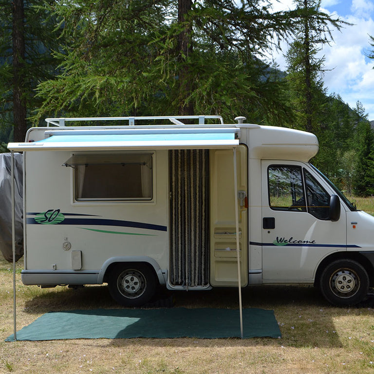 Suelo para avance de autocaravana FUN&GO instalado en camping arbolado.