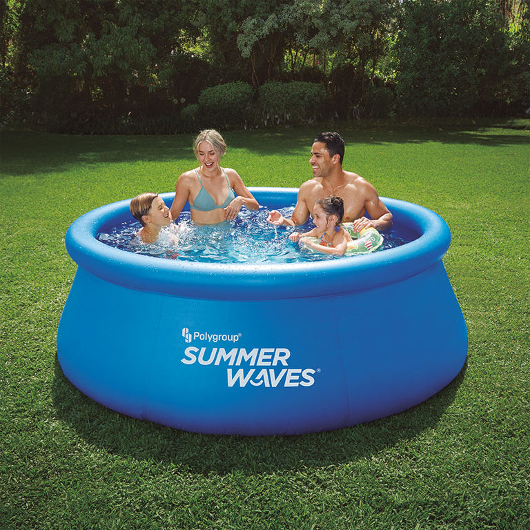 Niños y adultos refrescándose en piscina Summer Waves de 244x66 cm con flotador.