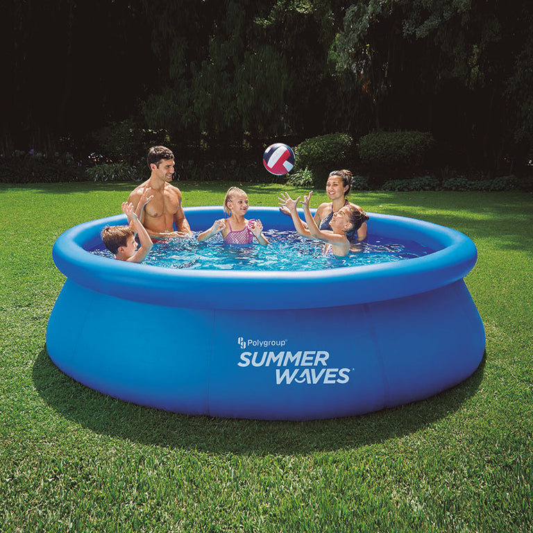 Familia jugando al voleibol en piscina autoportante Summer Waves de 305x76 cm.