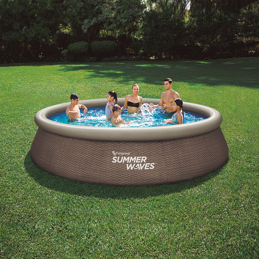 Piscina autoportante Summer Waves imitación ratán con familia bañándose en jardín