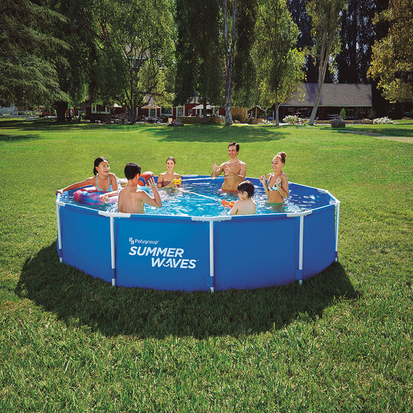 Piscina desmontable azul Summer Waves con depuradora y personas jugando con pelotas de agua.