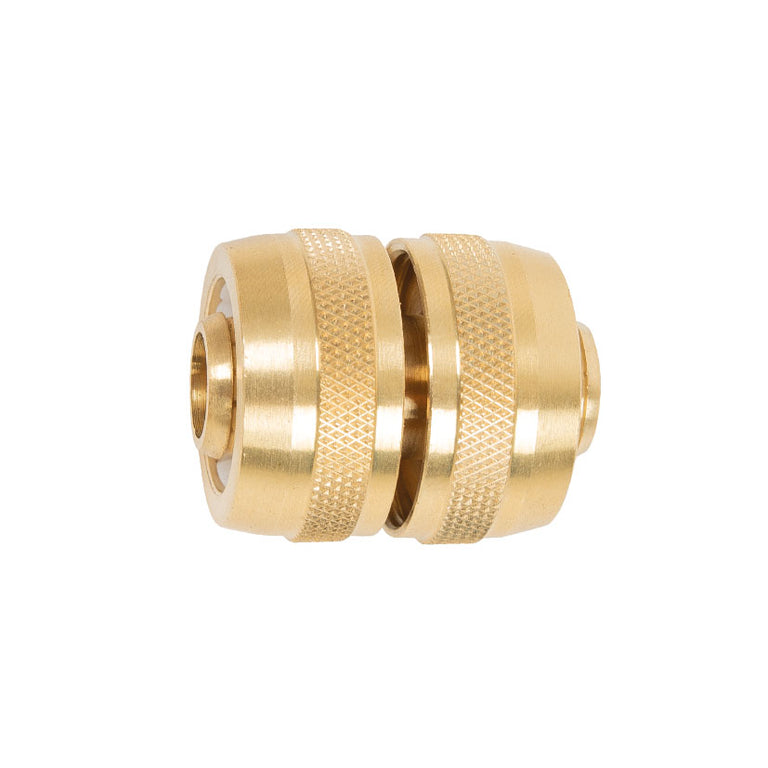 Conector reparador de latón LISTA para mangueras de 13-15mm montado con acabado metálico resistente.