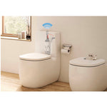 Ambiente de baño moderno mostrando la compatibilidad del mecanismo universal Roca en inodoro