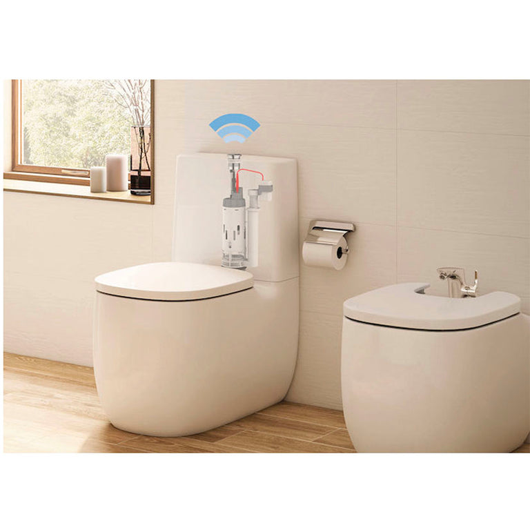 Ambiente de baño moderno mostrando la compatibilidad del mecanismo universal Roca en inodoro