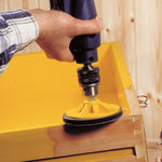 Lijado de caja de madera con disco abrasivo RATIO montado en taladro para restauración.