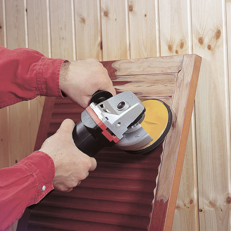 Amoladora angular con disco abrasivo RATIO lijando una persiana de madera