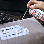 Uso de cánula de precisión del spray TESA 60042 para despegar una etiqueta adhesiva de una placa de metal.