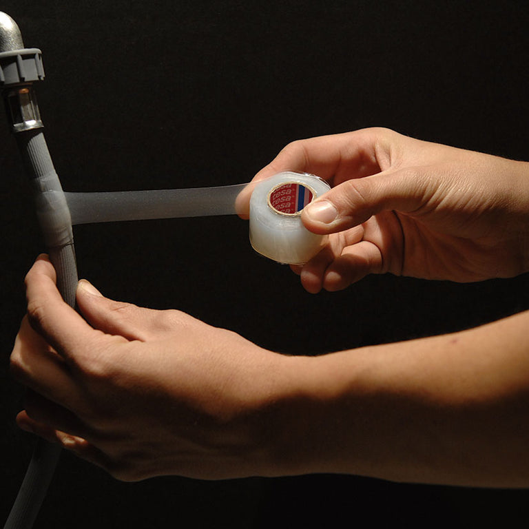 Uso de cinta de silicona transparente TESA para sellado hermético de tuberías