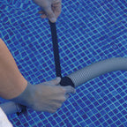 Reparación de manguera de piscina con cinta negra TESA Xtreme bajo el agua