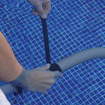 Reparación de manguera de piscina con cinta negra TESA Xtreme bajo el agua
