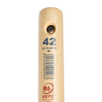 Primer plano del mango de azada medida 42 mm con sello de certificación PEFC