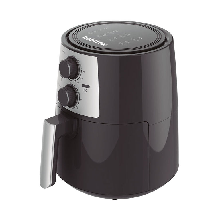 Vista lateral de la Air Fryer HABITEX CC4835 mostrando el diseño compacto y el mango ergonómico de la cesta.