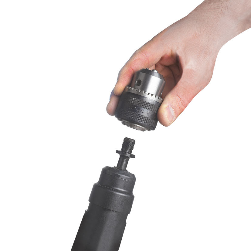 Mano instalando un portabrocas convencional sobre el adaptador SDS Plus RATIO en un martillo percutor.