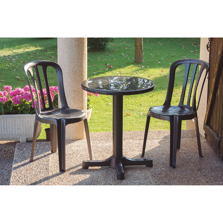 Conjunto de mesa de resina antracita con sillas en porche exterior con jardín