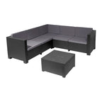 Conjunto de jardín Oasis gris grafito con sofá rinconero de 5 plazas y mesa de centro cuadrada.