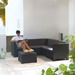 Ambiente de terraza con hombre relajado en sofá esquinero Oasis de resina imitación ratán.